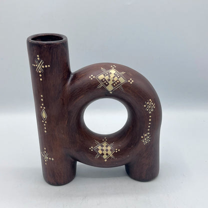 Vase Asymétrique Berbère en Terre Cuite Gravée – Design Artistique et Chaleureux