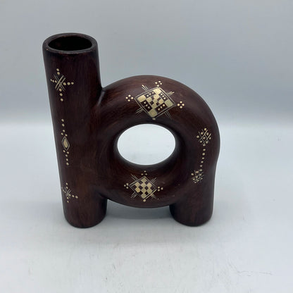 Vase Asymétrique Berbère en Terre Cuite Gravée – Design Artistique et Chaleureux