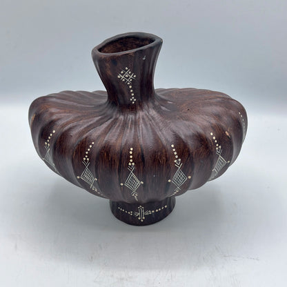 Vase Soufflé Berbère en Terre Cuite Gravée – Design Organique et Élégant