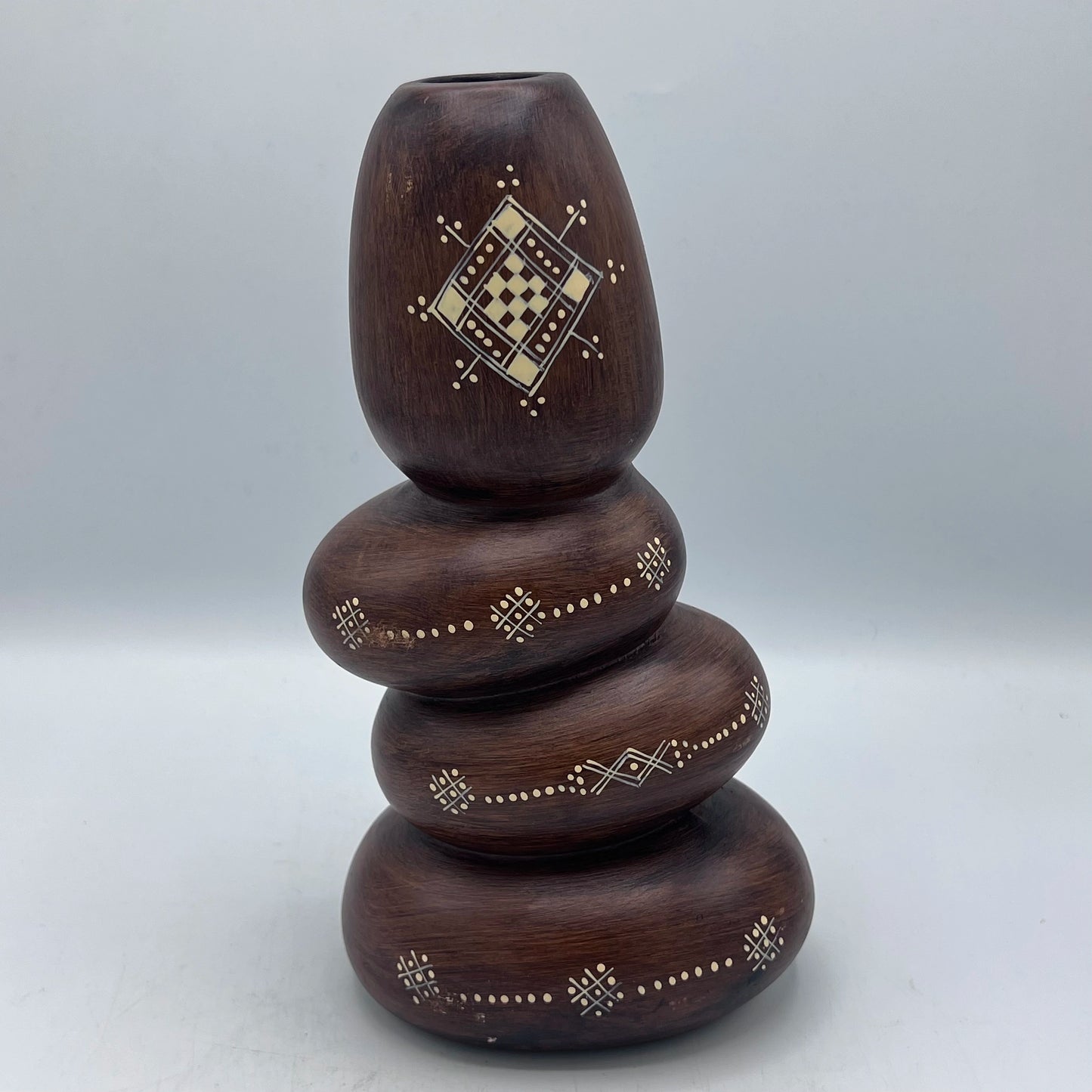 Vase Empilé Berbère Artisanal en Terre Cuite Gravée – Design Sculptural