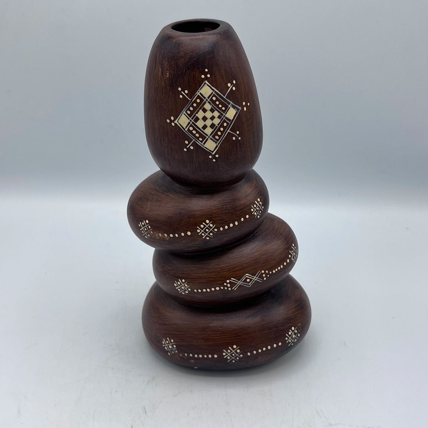 Vase Empilé Berbère Artisanal en Terre Cuite Gravée – Design Sculptural