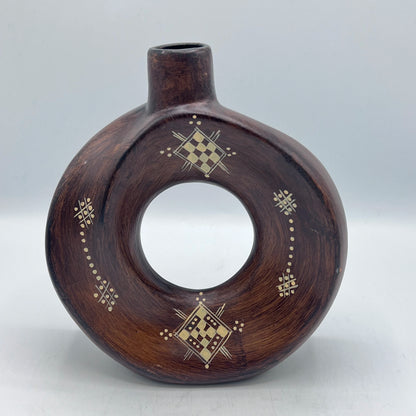 Vase Rond Évide Berbère Artisanal en Terre Cuite Gravée – Design Élégant