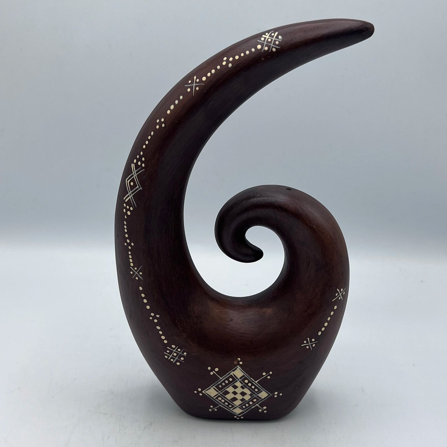 Vase Sculptural Berbère en S – Terre Cuite Gravée et Décorative