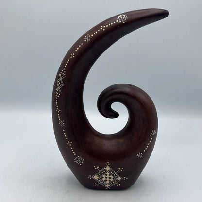 Vase Sculptural Berbère en S – Terre Cuite Gravée et Décorative