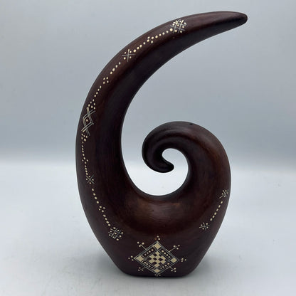Vase Sculptural Berbère en S – Terre Cuite Gravée et Décorative