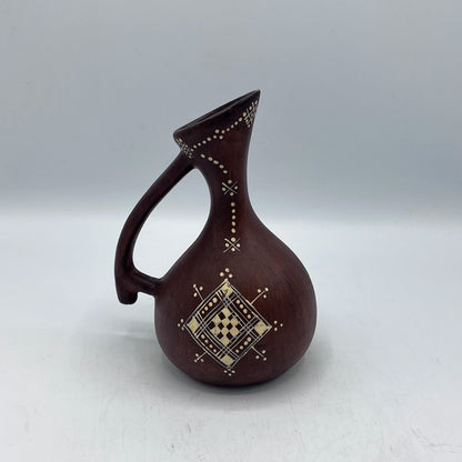 Vase Pichet Berbère Artisanal en Terre Cuite Gravée – Design Élégant