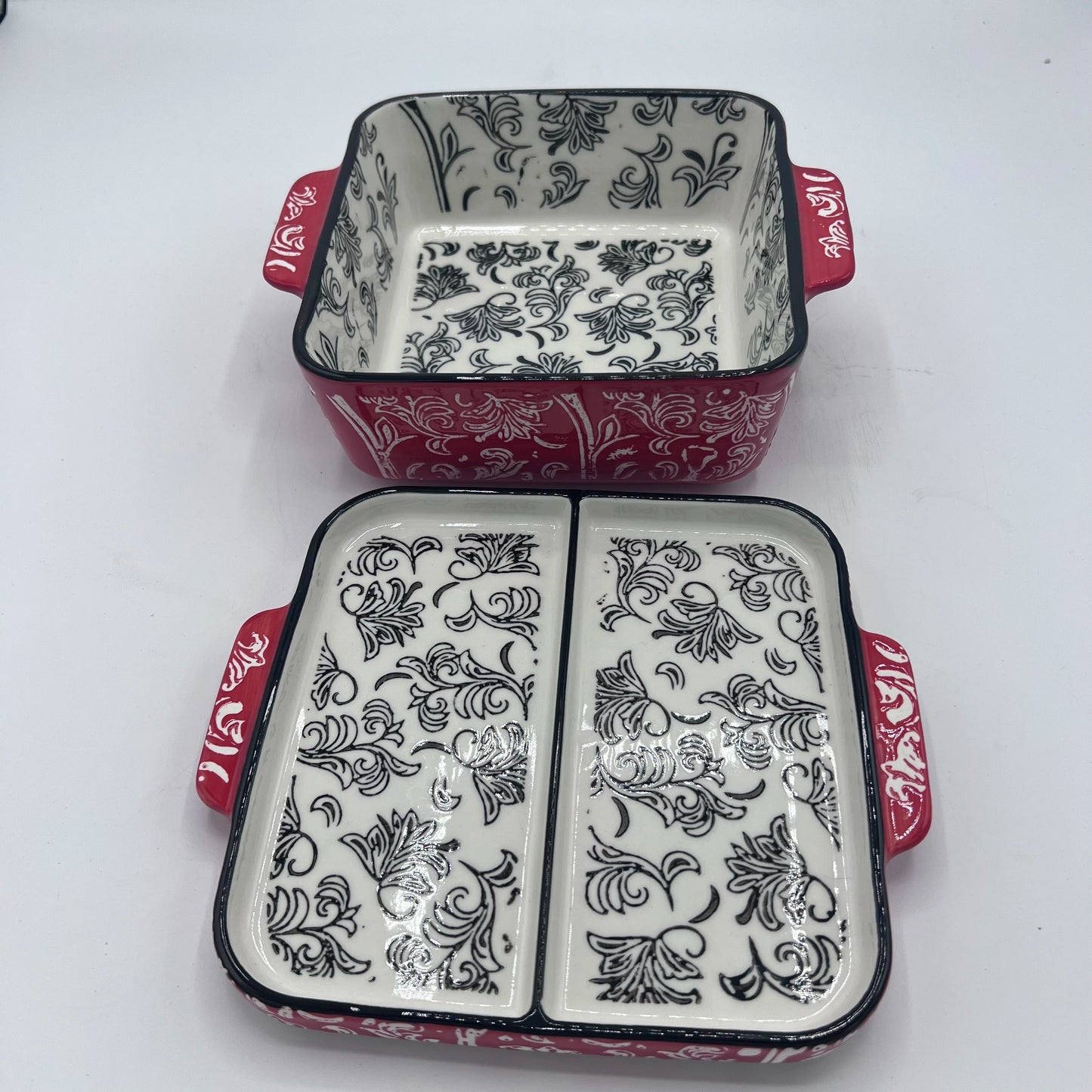 Petit Plat à Gratin Carré en Céramique Rouge et Blanc à Motifs Floraux avec Couvercle Compartimenté